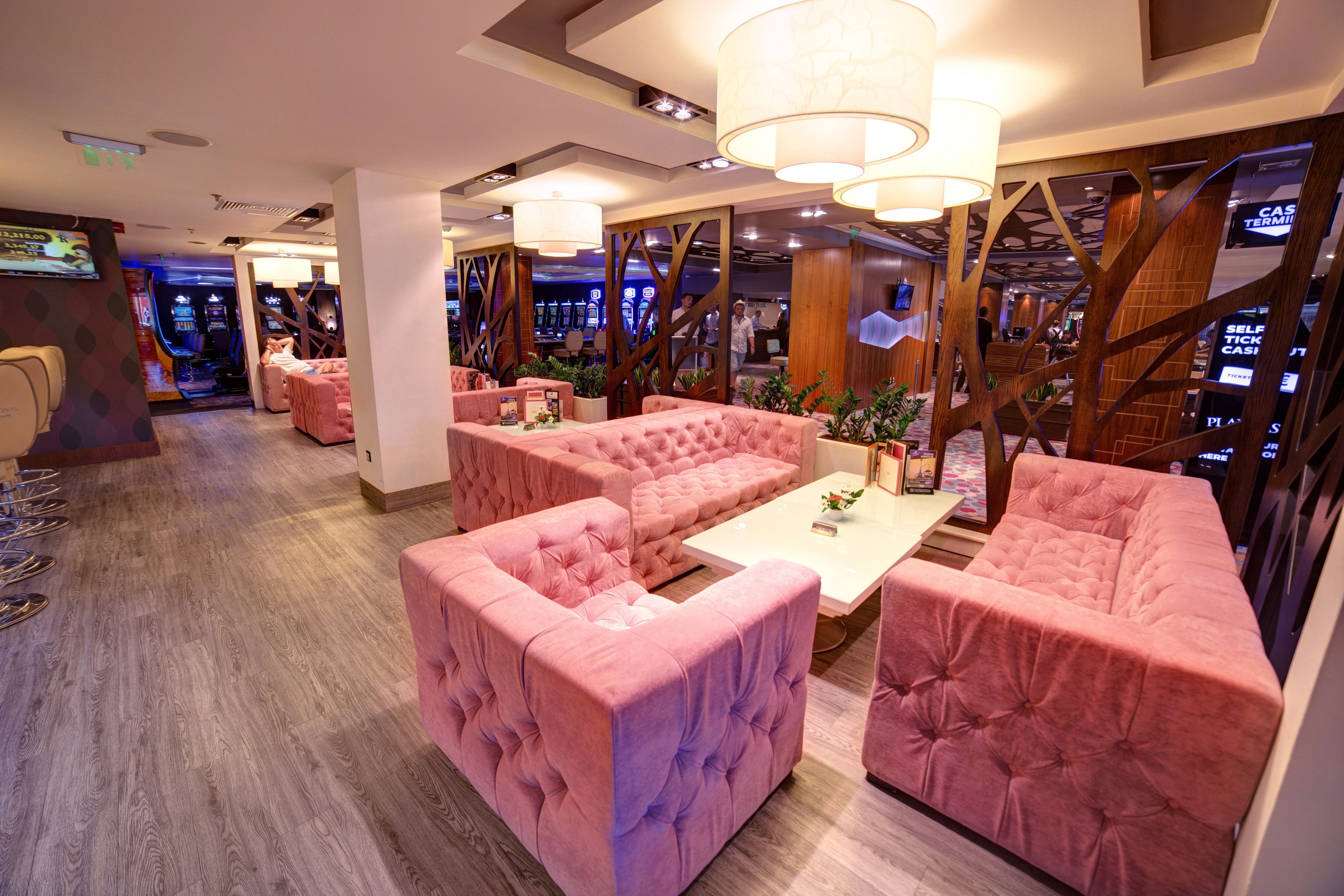 3 bars/lounges, rooftop bar