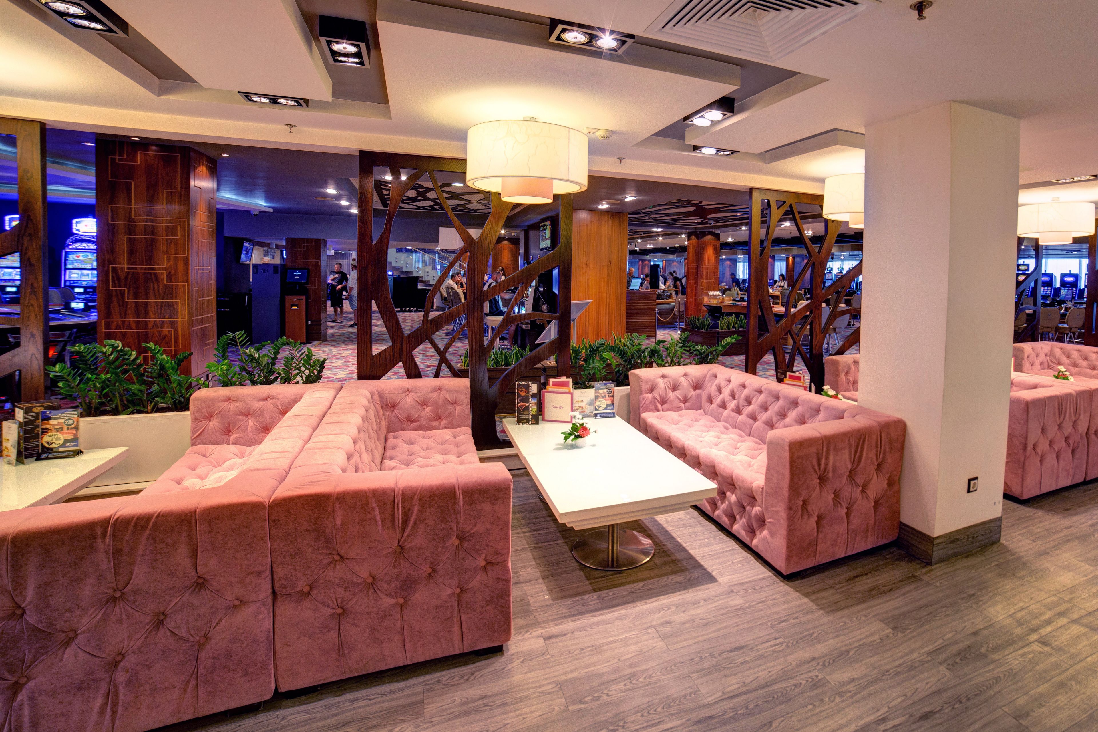 3 bars/lounges, rooftop bar