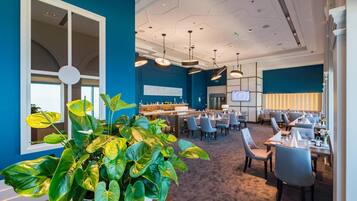 3 restaurants, breakfast, lunch, dinner served; international cuisine