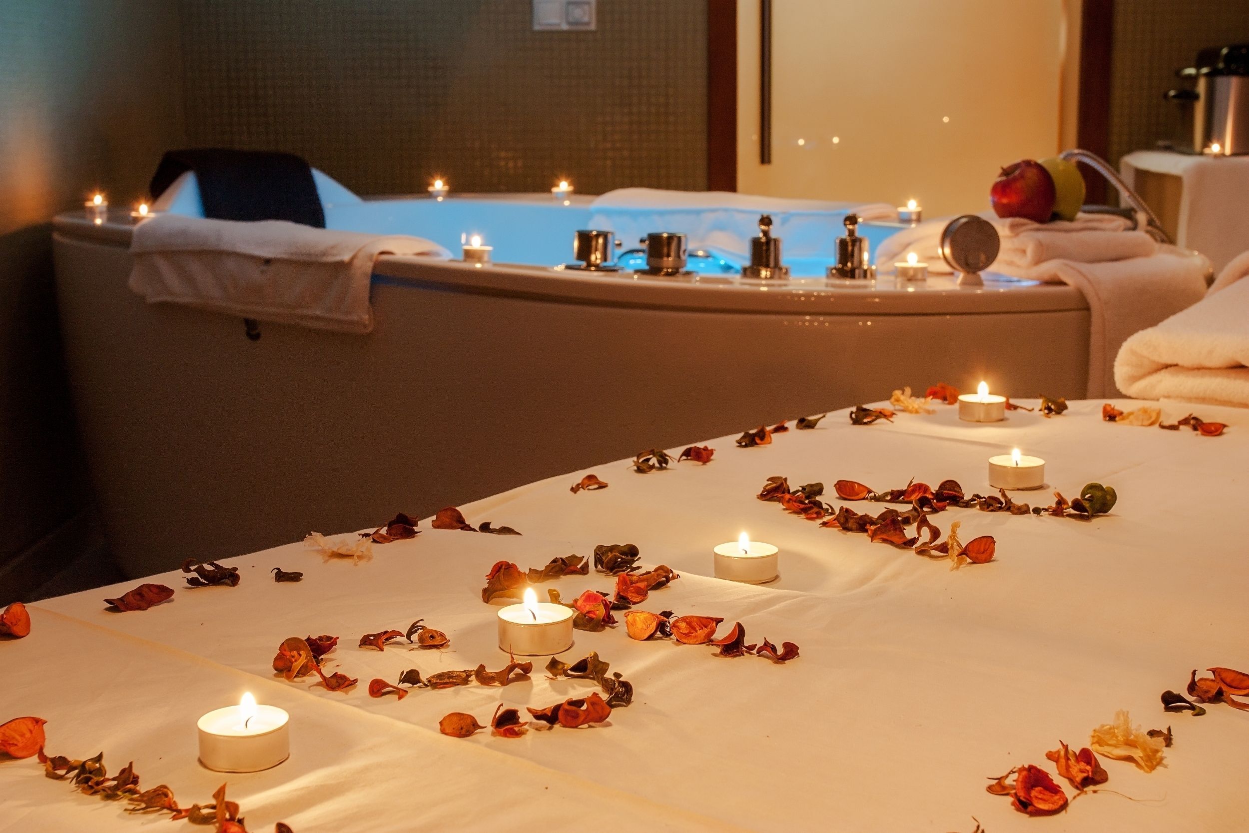 Badstue, dampbad, tyrkisk bad/hamam, kroppsbehandlinger og hydroterapi