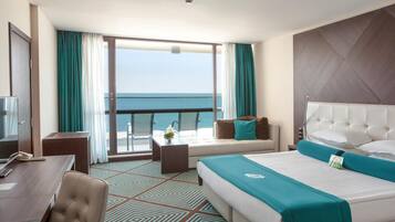 Superior Room with Sea View and Balcony - Wellness package | Premium-sengetøj, minibar, pengeskab på værelset, skrivebord