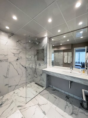 Kostenlose Toilettenartikel, Haartrockner, Bademäntel, Hausschuhe