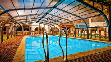 من حمّامات السباحة المغطاة