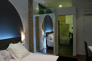 Värdeförvaringsskåp på rummet, skrivbord, ljudisolering och extrasängar