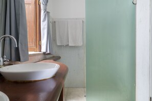 Chambre Double | Salle de bain | Douche, serviettes fournies