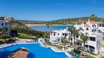 2 piscinas externas, guarda-sóis, espreguiçadeiras