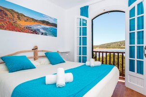 Apartamento, 1 habitación, vistas parciales al mar | Cortinas opacas, cunas gratuitas, wifi gratis y ropa de cama