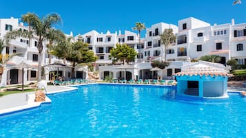 2 piscinas externas, guarda-sóis, espreguiçadeiras