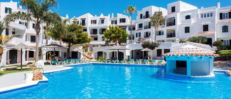 2 piscines extérieures, parasols de plage, chaises longues