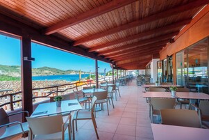 Se sirven cenas y parrillada 