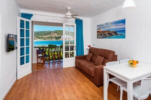 Apartamento, 1 habitación, vistas parciales al mar | Sala de estar | Una televisión