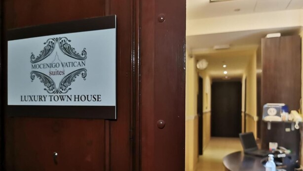 A sign for MOCENIGO VATICAN SUITES LUXURY TOWN HOUSE. - Mocenigo Vatican Suites (Rome)