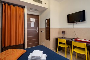 Cubrecamas y minibar con artículos gratuitos 