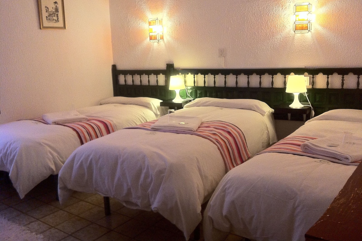 Tweepersoonskamer (with extra bed) | Individueel gedecoreerd, extra bedden, gratis wifi
