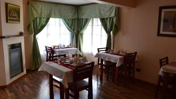 Desayuno continental gratuito y diario