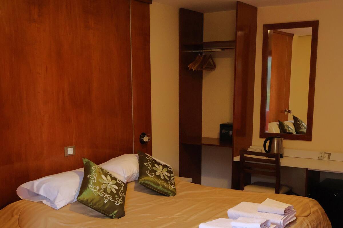 Kamar Double atau Twin Standar | Minibar, brankas, meja kerja, dan Wi-Fi gratis