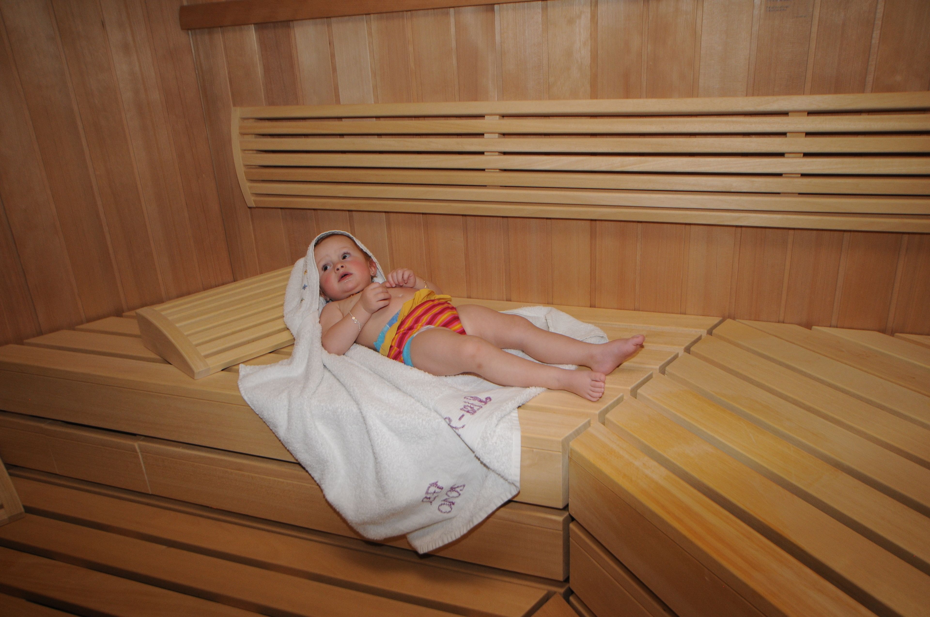 Εσωτερική πισίνα, εξωτερική πισίνα, ξαπλώστρες