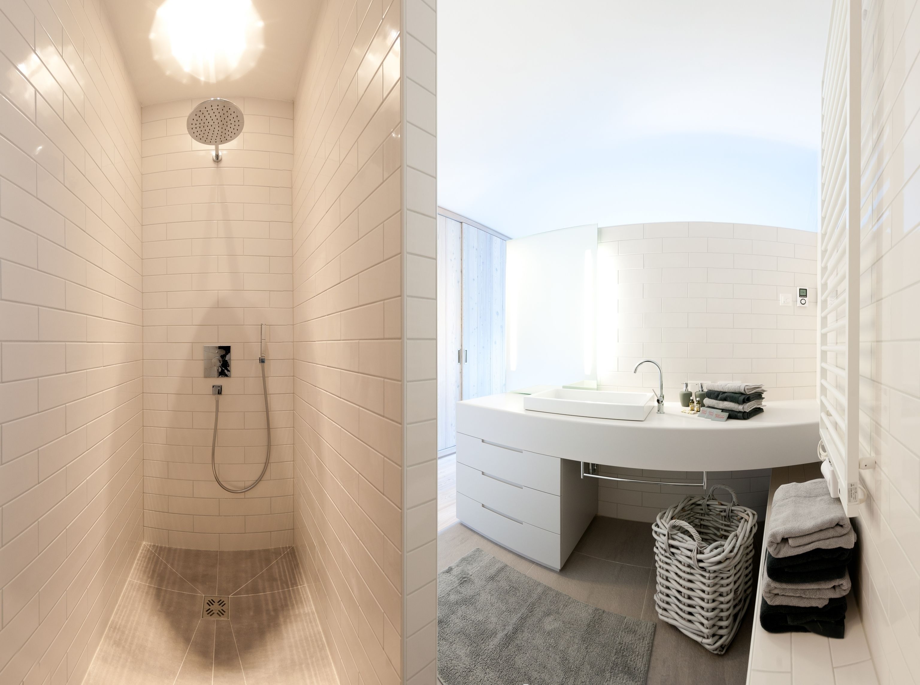 Ein modernes Badezimmer mit Dusche, Waschbecken und Handtuchhalter.