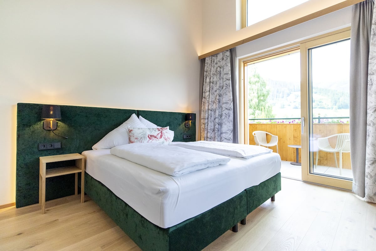 2 bedrooms, premium bedding, minibar, in-room safe