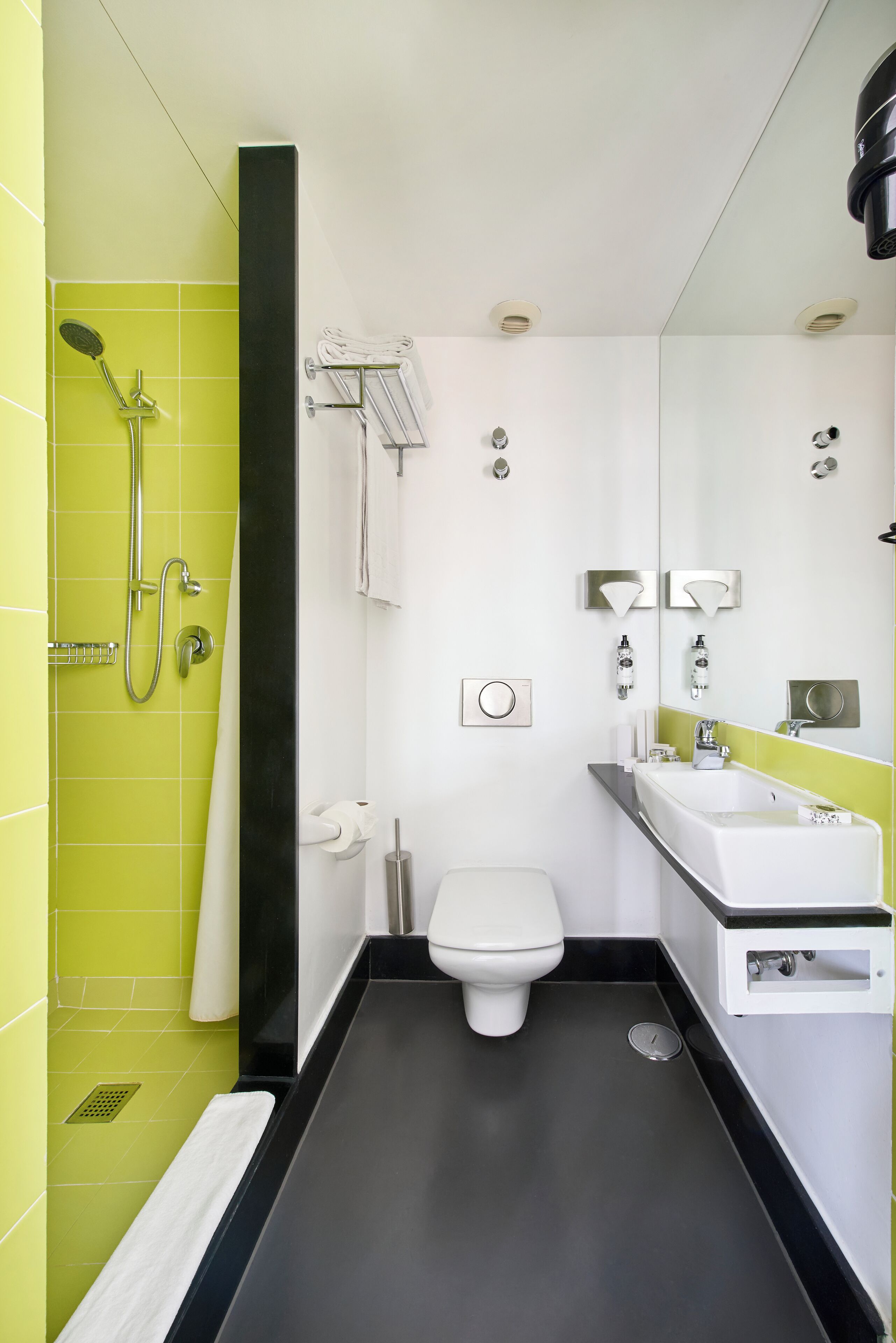 deluxe double room | bathroom | shower, free toiletries, hair dryer, towels