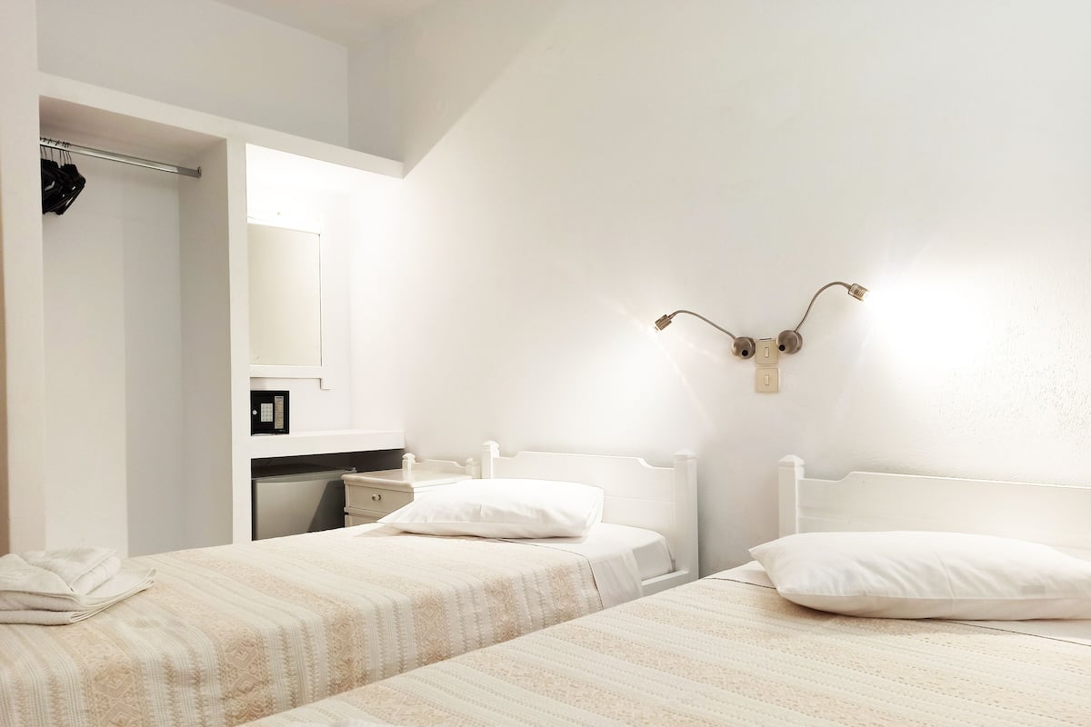 Habitación clásica | Caja fuerte, sistema de insonorización, tabla de planchar con plancha