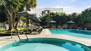 Seasonal outdoor pool, sun loungers
