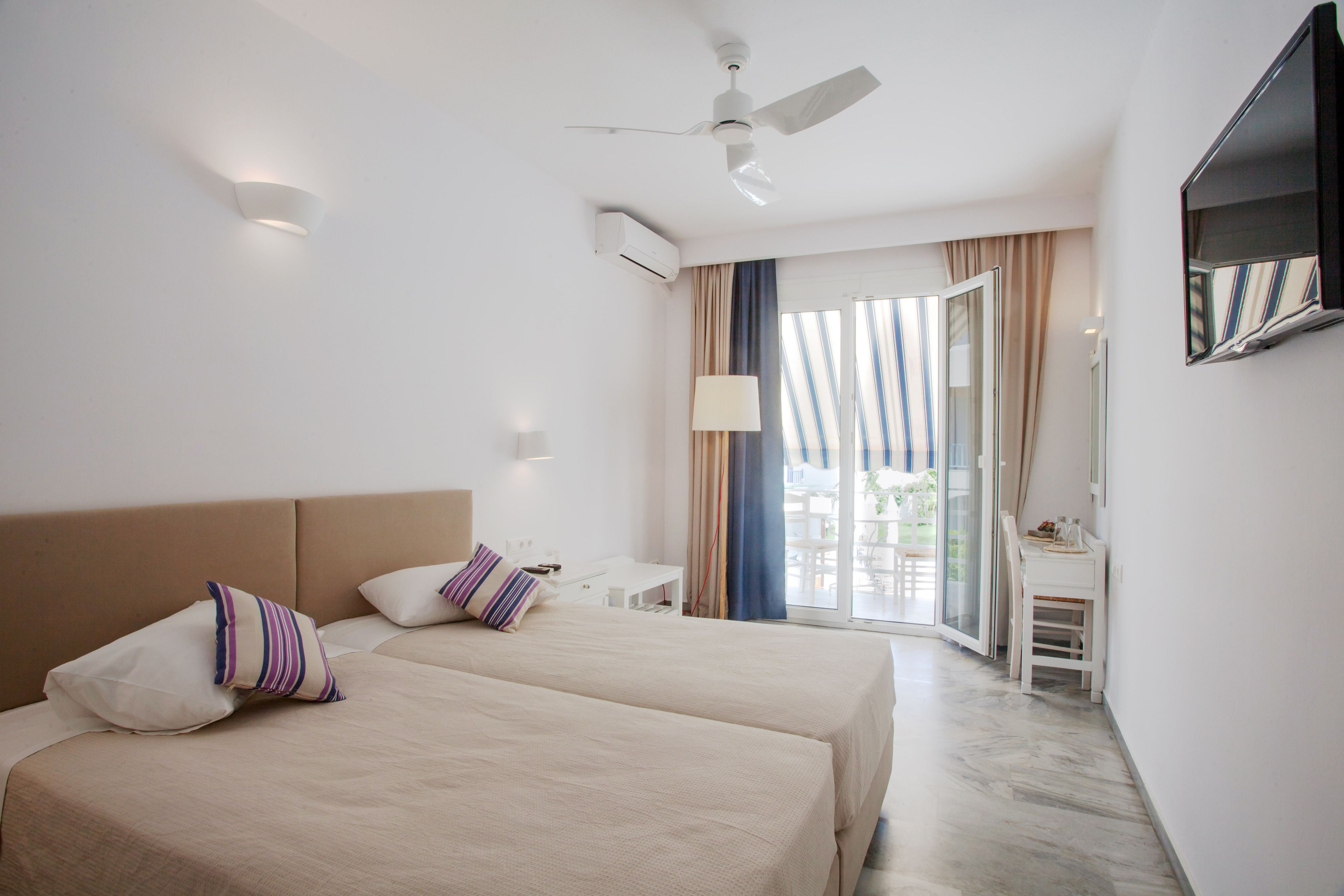 In-room safe, soundproofing, iron/ironing board, free WiFi