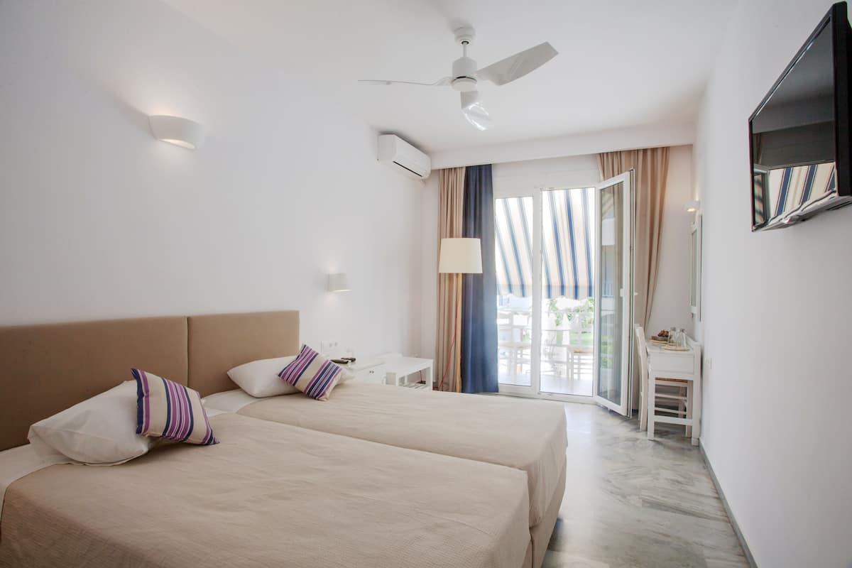 Caja fuerte, sistema de insonorización, tabla de planchar con plancha