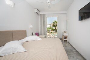 Caja fuerte, sistema de insonorización, tabla de planchar con plancha