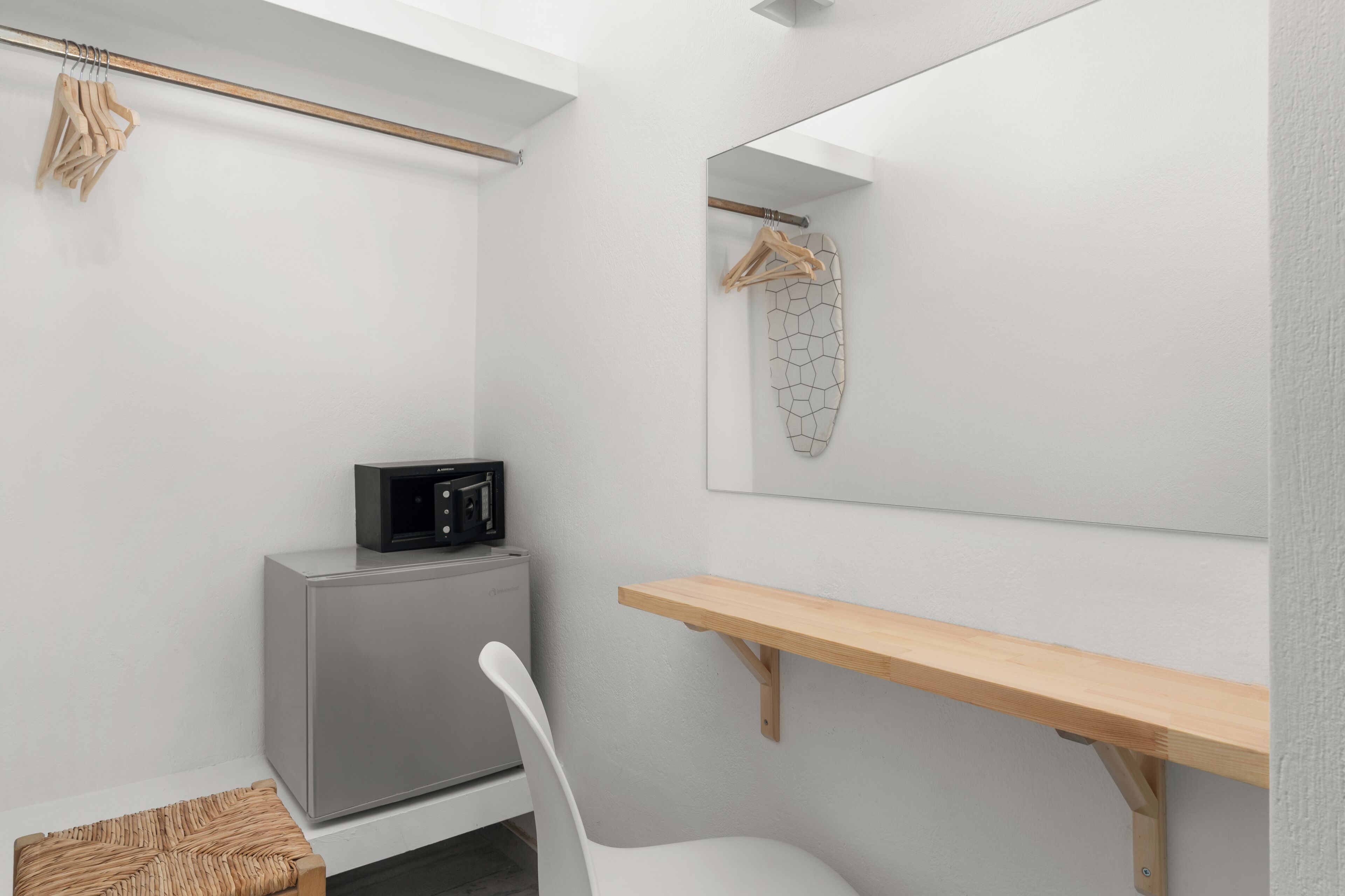 Caja de seguridad en la habitación y sistema de insonorización 