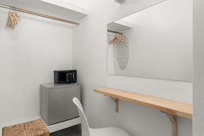 Comfort Room | In-room safe, soundproofing, iron/ironing board, free WiFi - Polos Hotel (Paros)