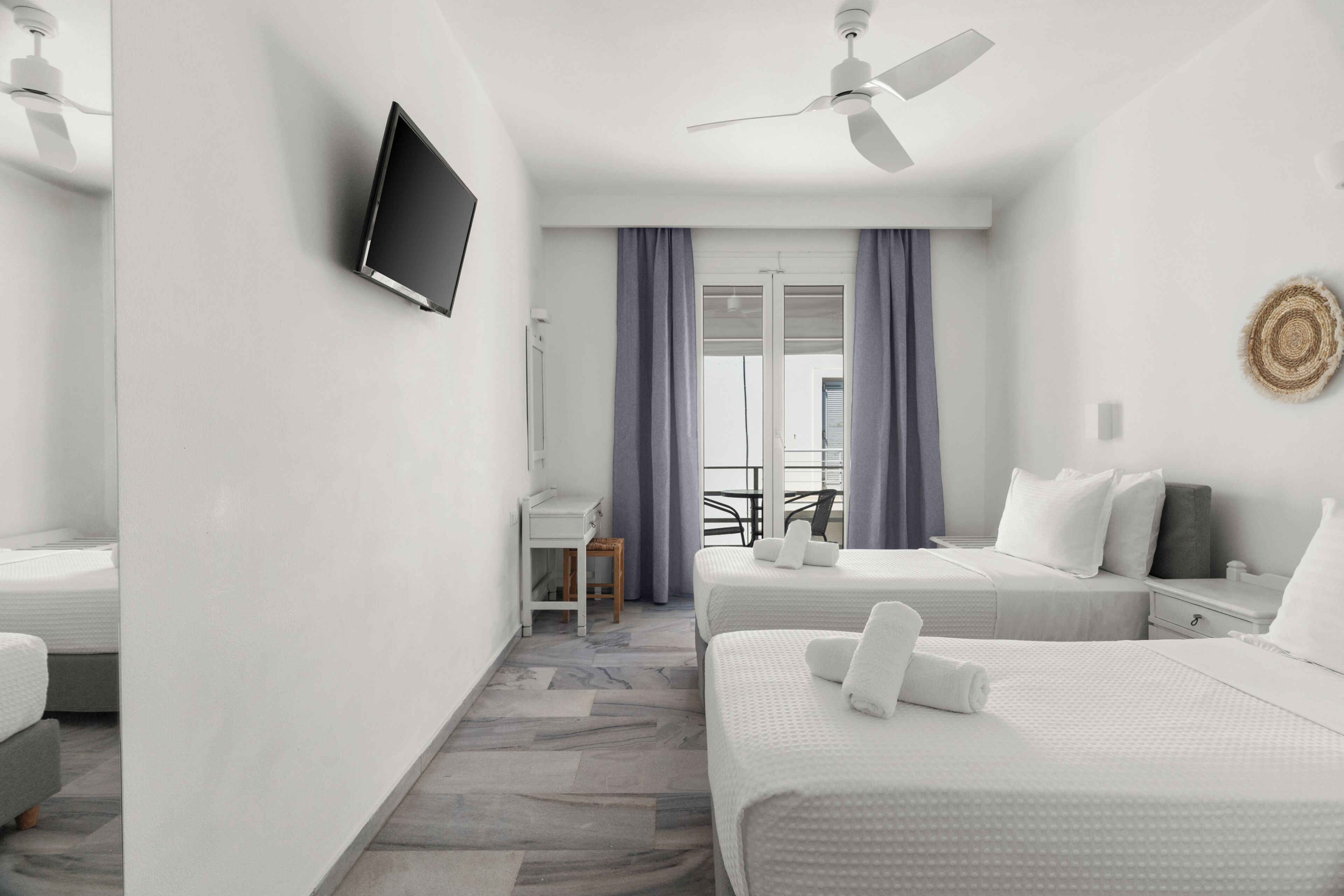 Habitación superior, vista parcial al mar | Caja de seguridad en la habitación y insonorización 