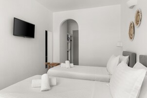 Habitación superior, vistas a la piscina | Caja fuerte, sistema de insonorización, tabla de planchar con plancha