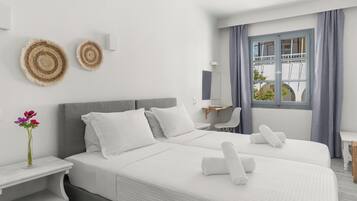 Classic Double or Twin Room | In-room safe, soundproofing, iron/ironing board, free WiFi
