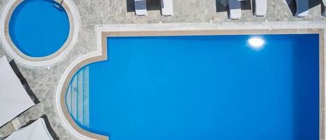 Sesongbasert utendørsbasseng og solsenger