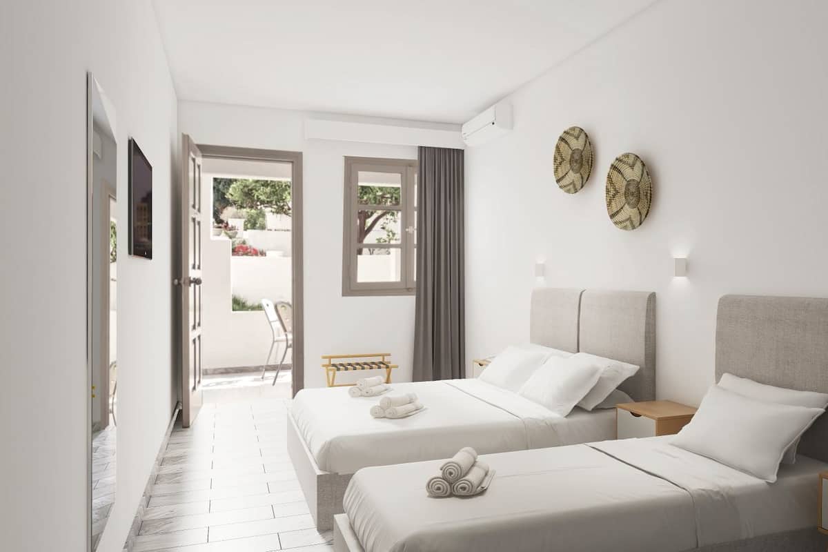 Comfort Room | In-room safe, soundproofing, iron/ironing board, free WiFi