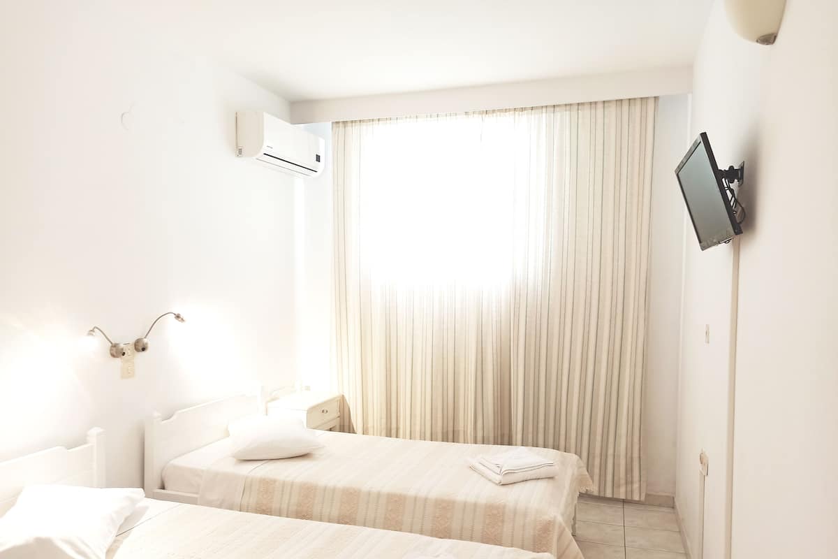 Basement Budget Quadruple Room | Caja fuerte, sistema de insonorización, tabla de planchar con plancha