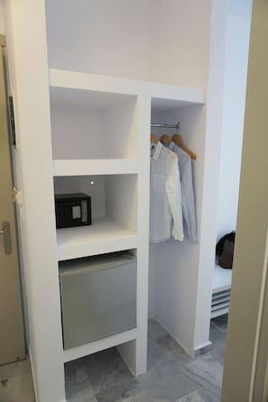 Superior Room, Partial Sea View | Safe