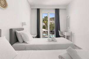 Habitación superior, vistas a la piscina | Caja fuerte, sistema de insonorización, tabla de planchar con plancha