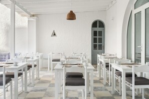 Petit déjeuner buffet servi tous les jours en supplément