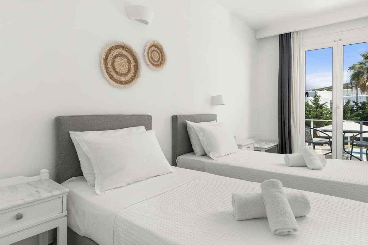 Habitación superior, vista a la alberca | Caja de seguridad en la habitación y insonorización