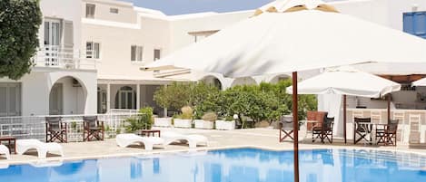 Seasonal outdoor pool, pool loungers