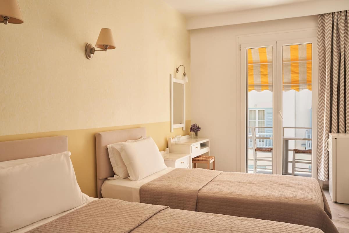 Standard Room | 1 bedroom, in-room safe, soundproofing, iron/ironing board