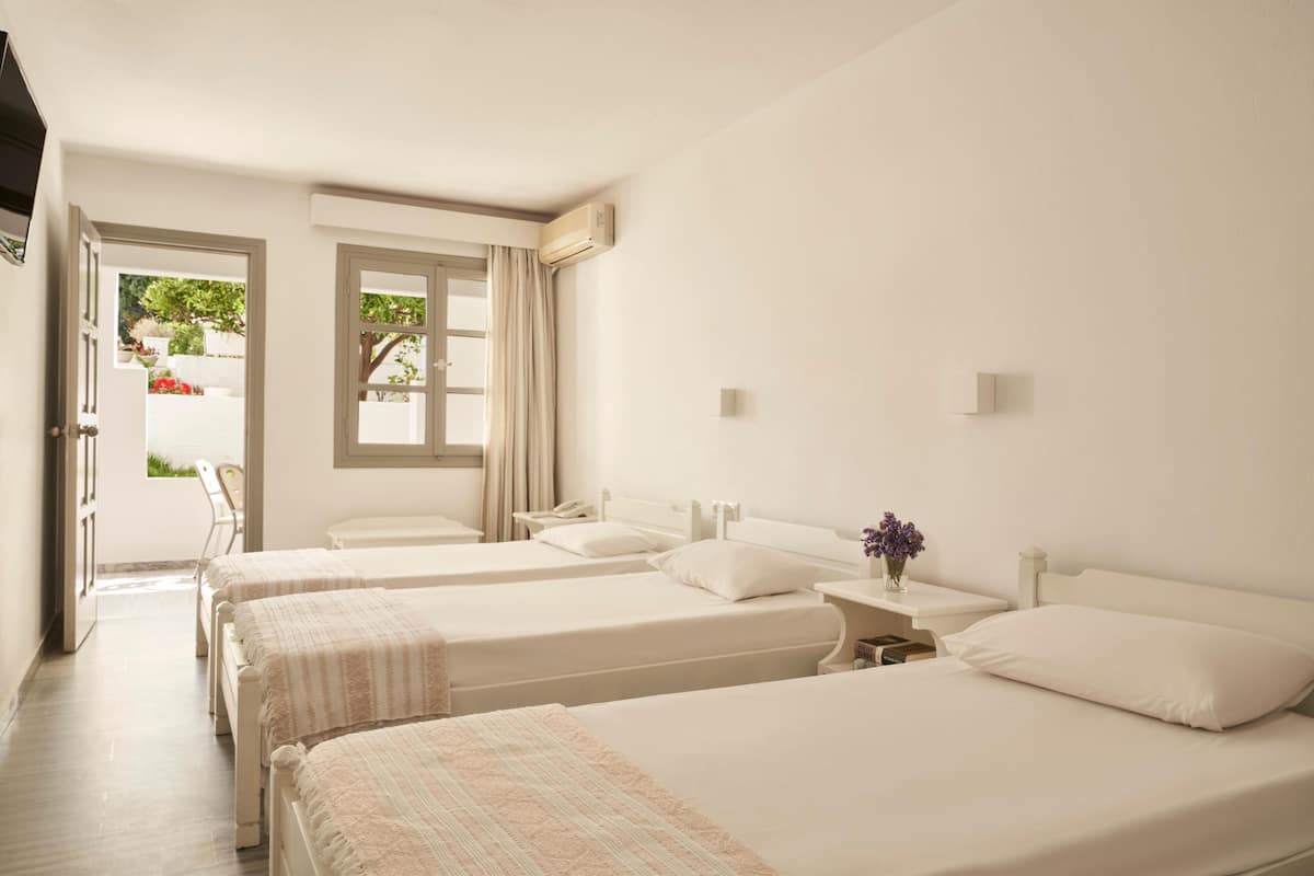 Comfort Room | 1 bedroom, in-room safe, soundproofing, iron/ironing board