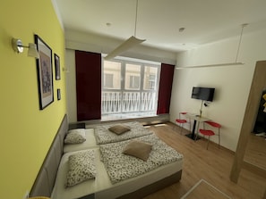 Double Room | Desk, free WiFi, bed sheets - Dan In'n Out (Vienna)