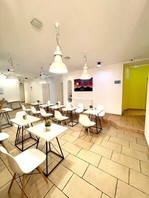 Daily continental breakfast (EUR 15 per person) - Dan In'n Out (Vienna)