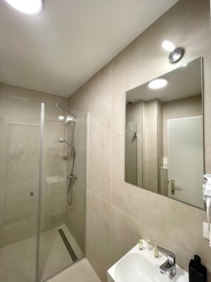 Chambre Double | Salle de bain | Douche, articles de toilette gratuits, sèche-cheveux