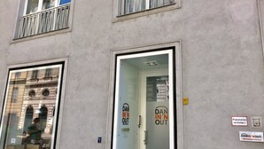 A building facade with a glass door labeled "DAN IN'N OUT" and a sign prohibiting parking. - Dan In'n Out (Vienna)