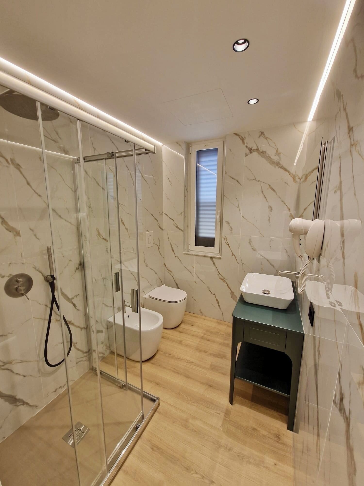 Superior-Doppelzimmer | Badezimmer | Haartrockner, Bidet, Handtücher, Seife