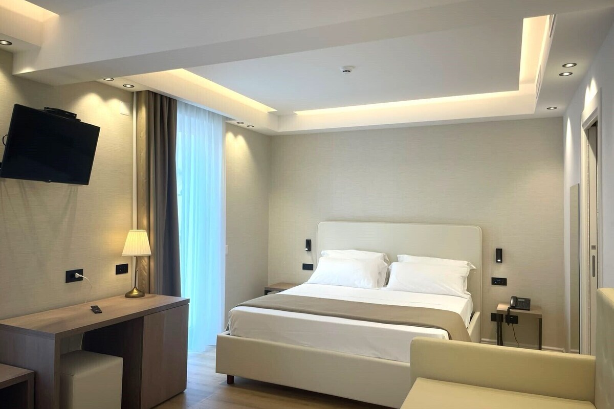 Habitación triple superior | Escritorio, espacio para trabajar con laptop y insonorización 